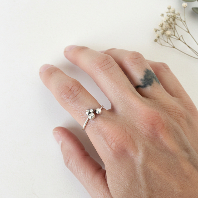 Anello su mano - sfondo realistico con botanico