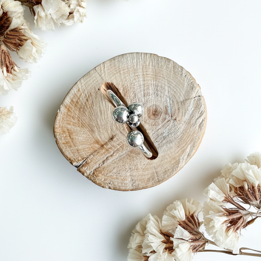 Bracciale su legno - sfondo bianco naturale