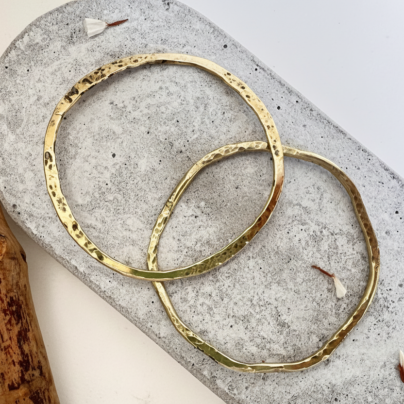 Due bangle – sfondo bianco luminoso