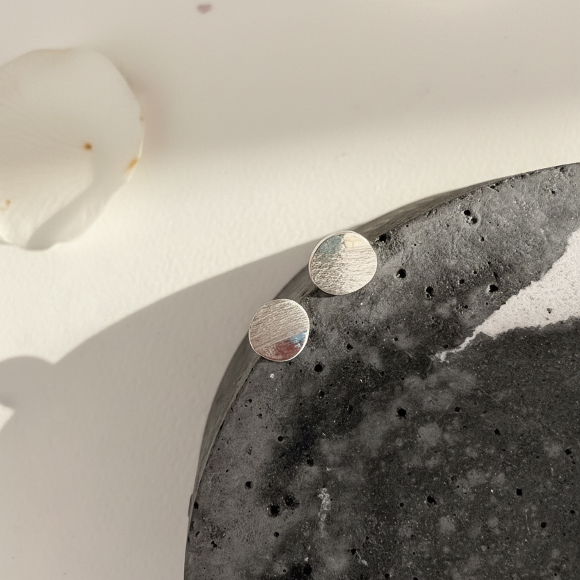 Orecchini argento - sfondo neutro con luce filtrata