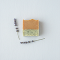 Sapone flat lay sfondo chiaro con lavanda